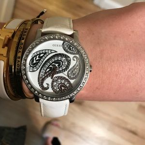 WHITE LEATHER GUESS WATCH